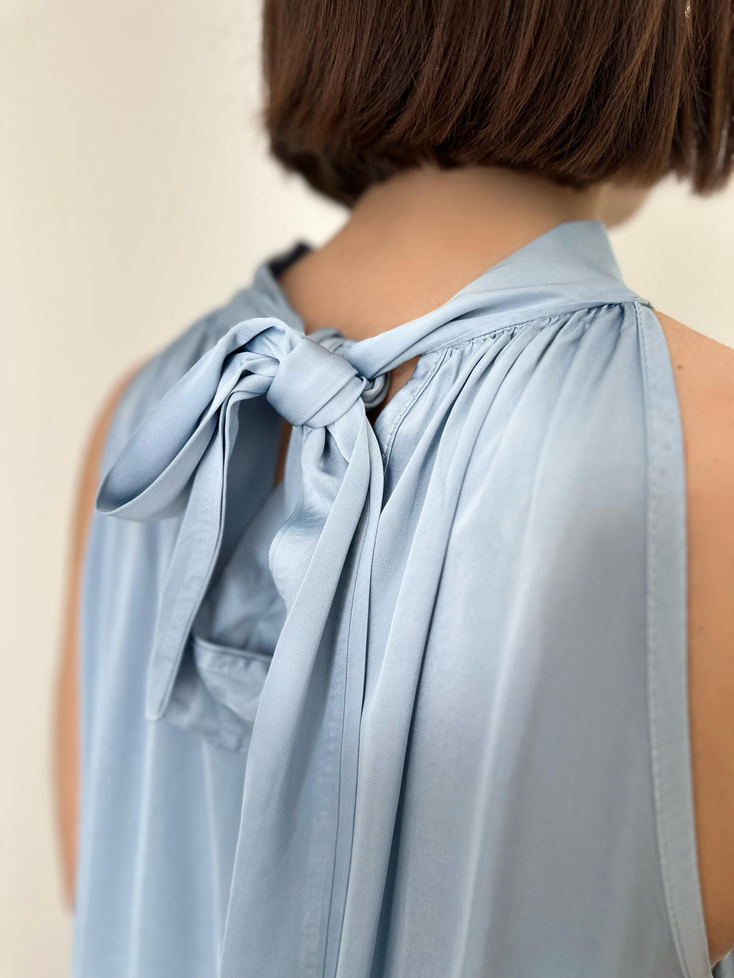 Robe longue satin nouée autour du cou bleu ciel MIA