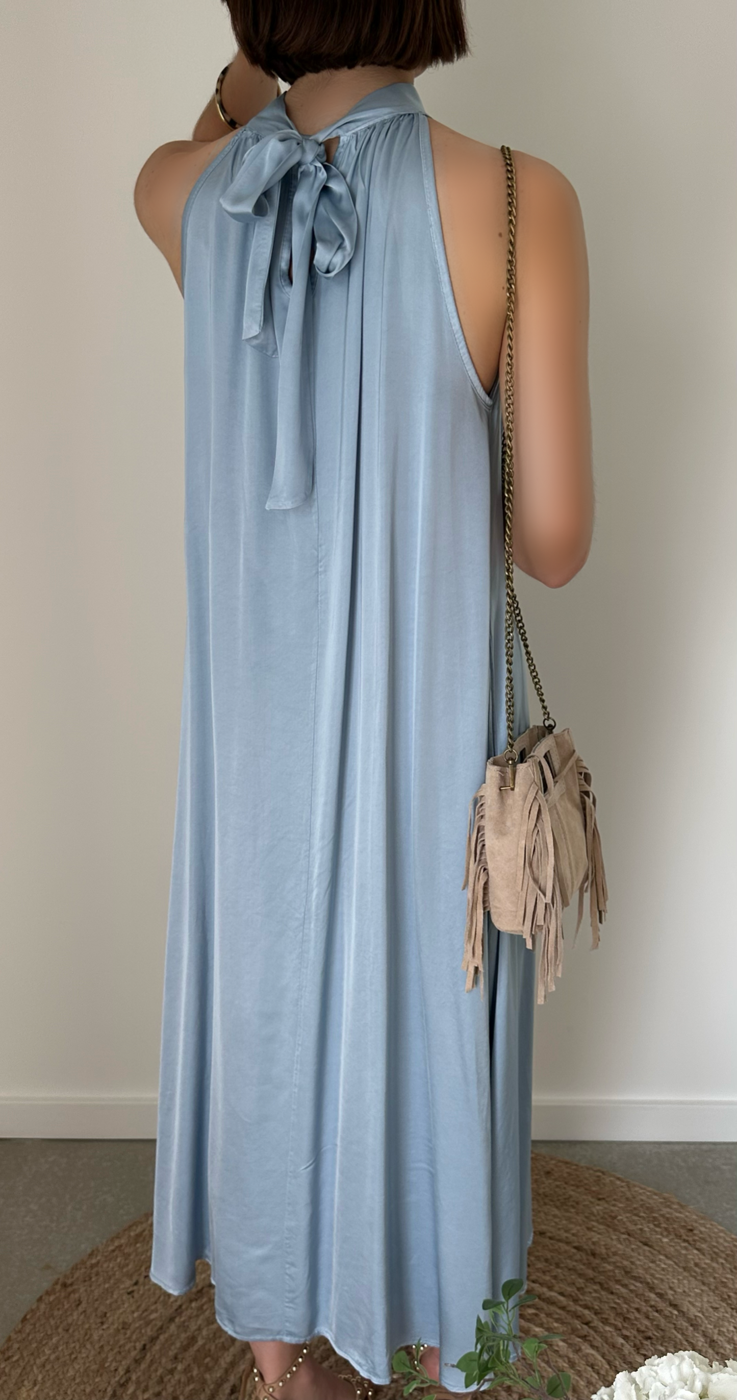 Robe longue satin nouée autour du cou bleu ciel MIA