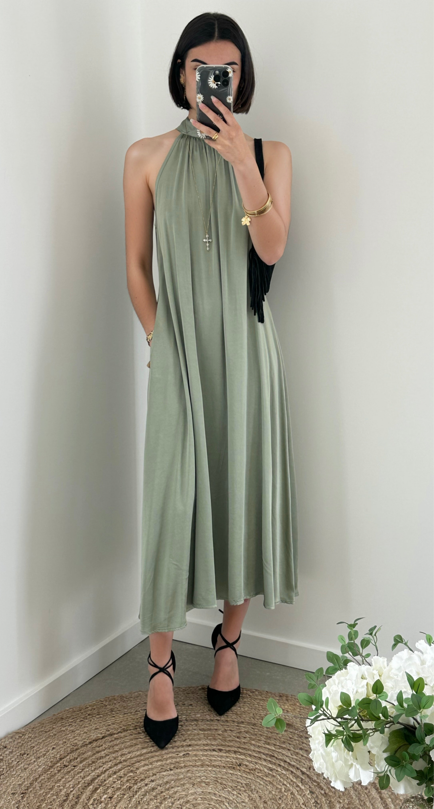 Robe longue satin nouée autour du cou vert amande MIA