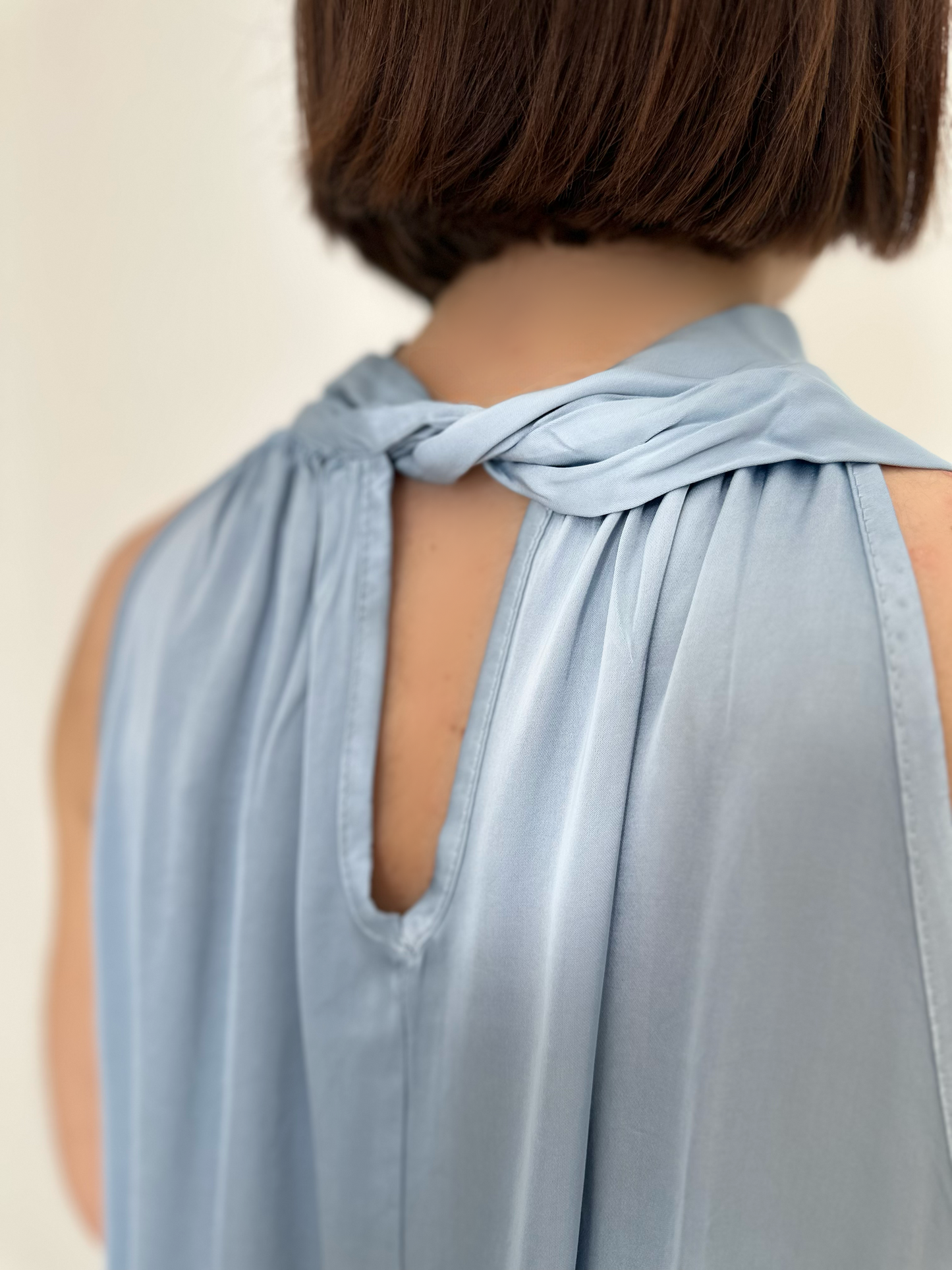 Robe longue satin nouée autour du cou bleu ciel MIA
