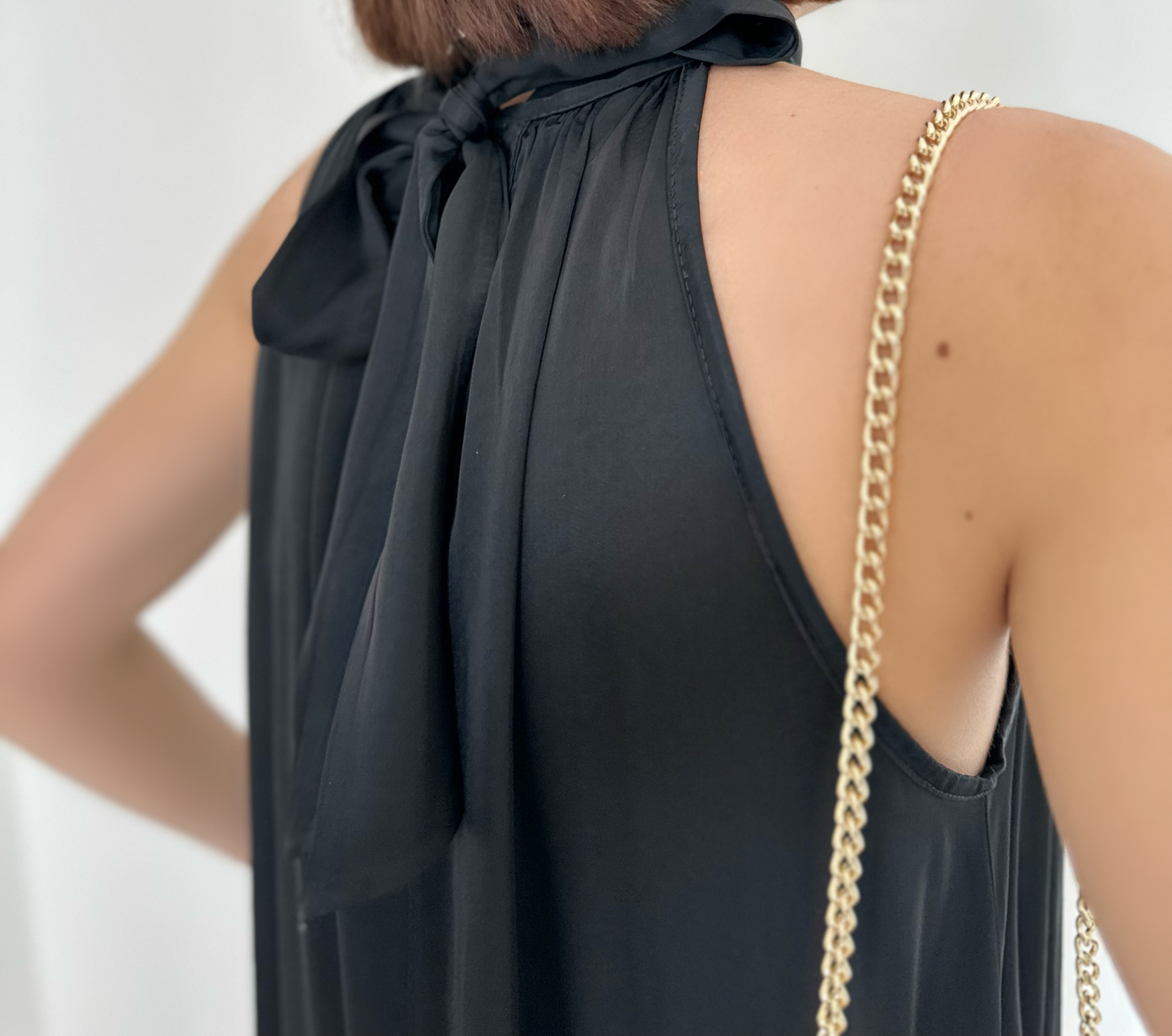 Robe longue satin nouée autour du cou noir MIA