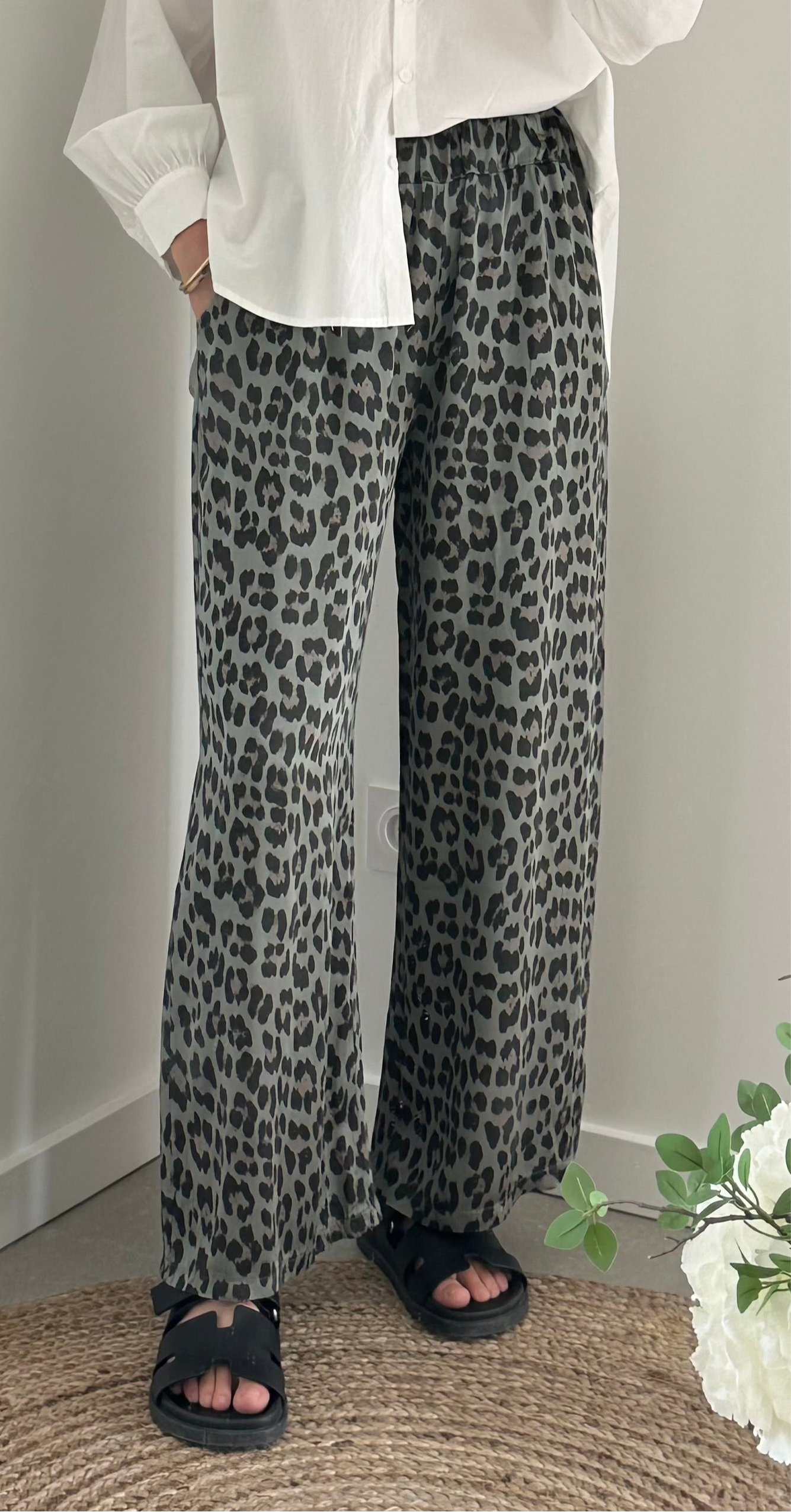 Pantalon satin fluide léopard kaki et noir SERENA