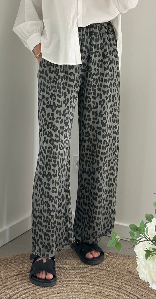 Pantalon satin fluide léopard kaki et noir SERENA